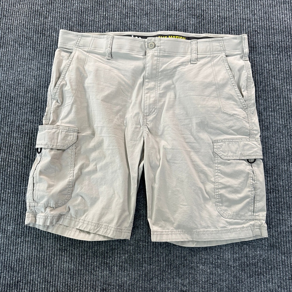 Lee Extreme Motion Mens 42 Tan Cargo Shorts Performance Series Stretch Casual
